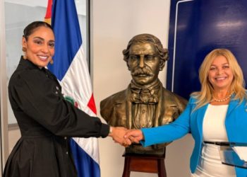 Consulado dominicano en Houston recibe busto de Juan Pablo Duarte