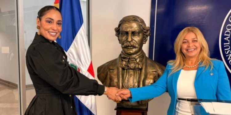 Consulado dominicano en Houston recibe busto de Juan Pablo Duarte