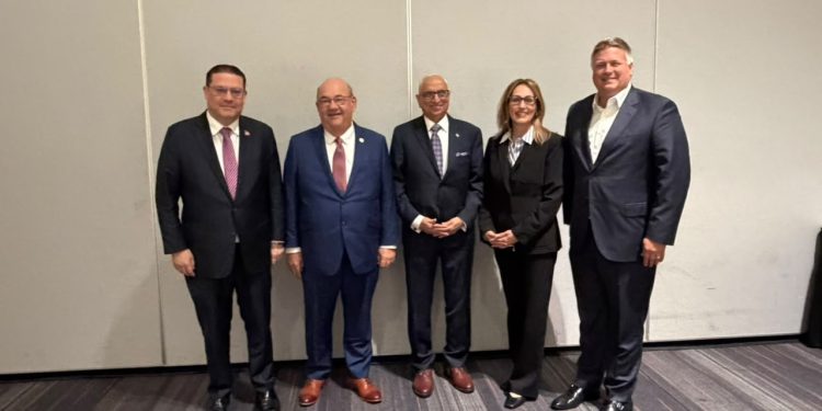 Yayo Sanz Lovatón firma alianza en SEMICON West para impulsar semiconductores en RD