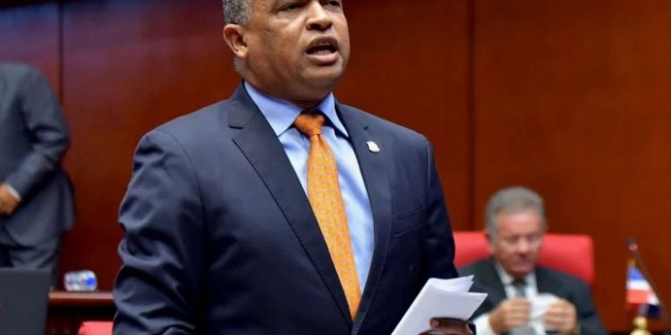Yván Lorenzo afirma Gobierno actúa con irresponsabilidad frente incidente ocurrido con diputada de Elías Piña