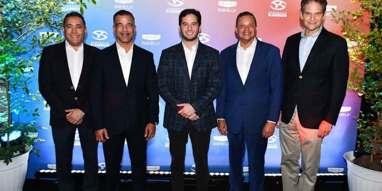 Comercial Karros presenta la nueva Geely Starray GF-2027 e inaugura su cuarto showroom