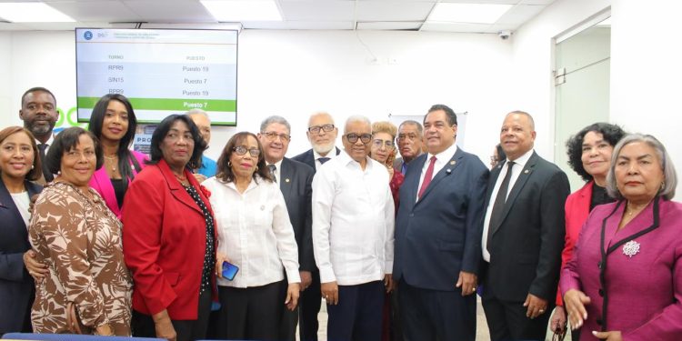 Gobierno otorga pensiones de RD$40,000 y seguro médico a notarios