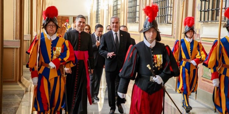 Presidente Abinader y  secretario de Estado de la Santa Sede,  Pietro Parolin abordan asuntos de Estado y la situación internacional en el Vaticano