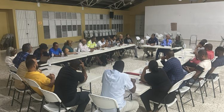 Vecinos y autoridades de Ciudad Juan Bosch acuerdan mesa de trabajo y reuniones mensuales ante desafíos comunitarios