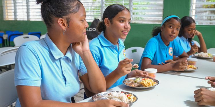 En el Día Mundial de la Alimentación, el INABIE destaca cómo se desarrollan las recetas del menú escolar destinadas a más de 2.1 millones de beneficiarios