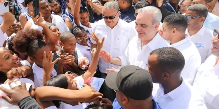 Presidente Luis Abinader retomará agenda nacional tras jornada en Roma