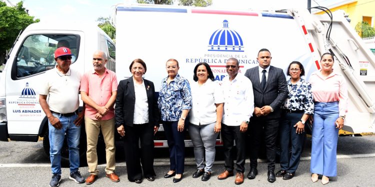 La Vega recibe nuevo camión recolector de desechos sólidos donado por el presidente Luis Abinader