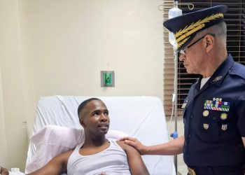 Director general de la Policía visita agente herido en cumplimiento de su deber en Barahona