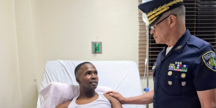 Director general de la Policía visita agente herido en cumplimiento de su deber en Barahona