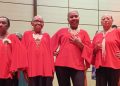 Adultas mayores participan en pasarela de modas