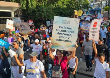 Evangélicos reúnen a familias de SDO en gran marcha para rescatar juventud de la delincuencia