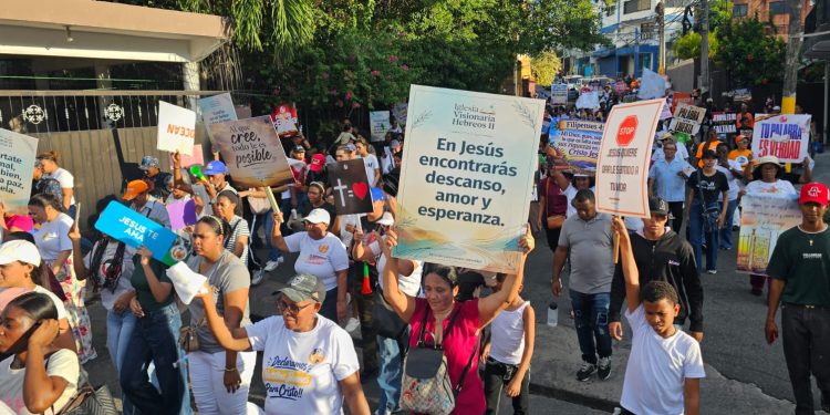 Evangélicos reúnen a familias de SDO en gran marcha para rescatar juventud de la delincuencia