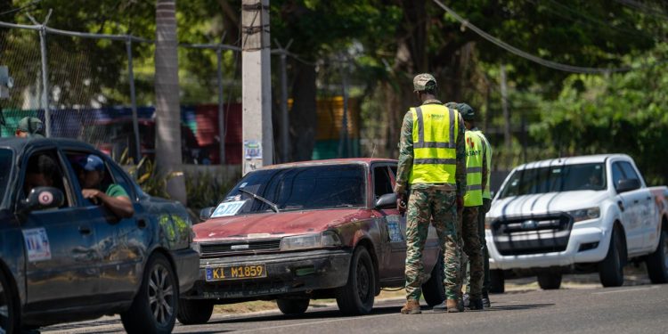INTRANT y DIGESETT fiscalizan 15 “conductores piratas” en corredores del DN
