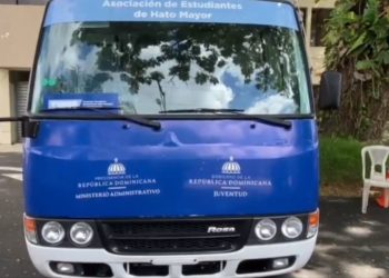 Gobierno entrega nuevo autobús a Hato Mayor para fortalecer el transporte estudiantil