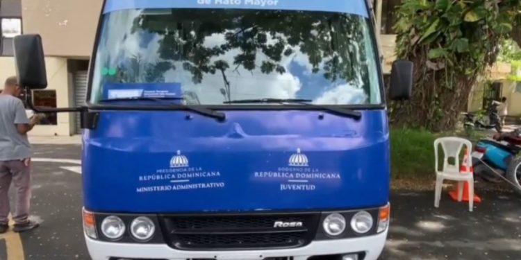Gobierno entrega nuevo autobús a Hato Mayor para fortalecer el transporte estudiantil