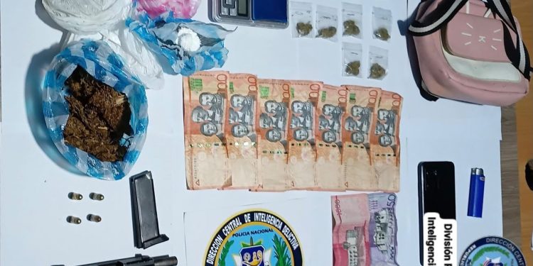 Dintel y MP ocupan armas de fuego ilegales de distintos tipos, municiones, narcóticos, radios de comunicación y otras evidencias mediante allanamientos simultáneos en Monte Plata