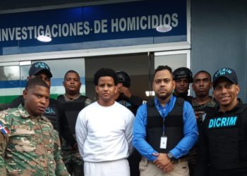 Autoridades reciben a “Petán” deportado de EE.UU. requerido por homicidio en Villa Consuelo
