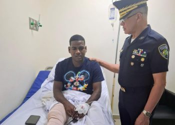 Director general PN visita a raso de la DIGESETT herido tras enfrentar a cuatro delincuentes durante intento de asalto
