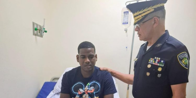 Director general PN visita a raso de la DIGESETT herido tras enfrentar a cuatro delincuentes durante intento de asalto