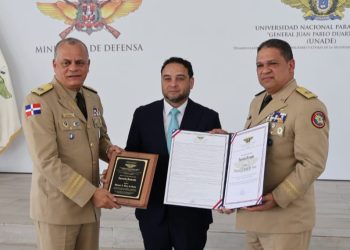 UNADE reconoce a Manuel Cruz como Egresado Destacado por sus aportes a la Geopolítica