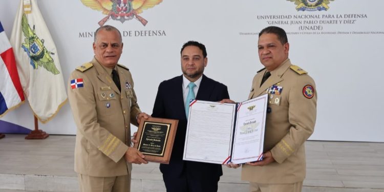 UNADE reconoce a Manuel Cruz como Egresado Destacado por sus aportes a la Geopolítica