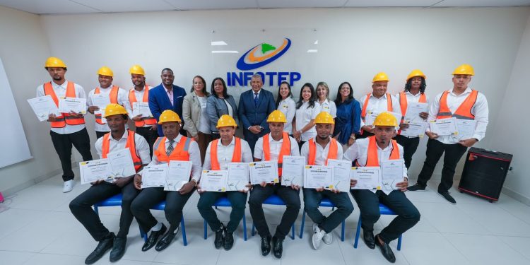 INFOTEP certifica 12 participantes como operadores de retroexcavadora