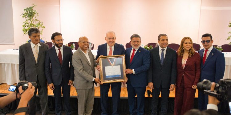 Francisco Peña recibe el reconocimiento “Juan Pablo Duarte Comerciante”