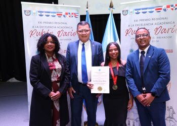 Estudiante de la UASD-Centro Nagua pone en alto a RD y gana premio a la excelencia en El Salvador