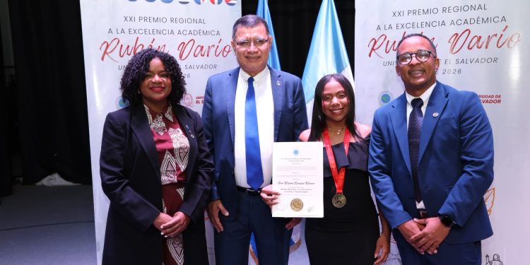 Estudiante de la UASD-Centro Nagua pone en alto a RD y gana premio a la excelencia en El Salvador