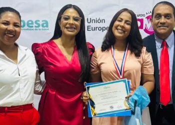 Elbania Flores recibe mención especial en el Premio Nacional de Periodismo en Salud Raphy Durán 2026