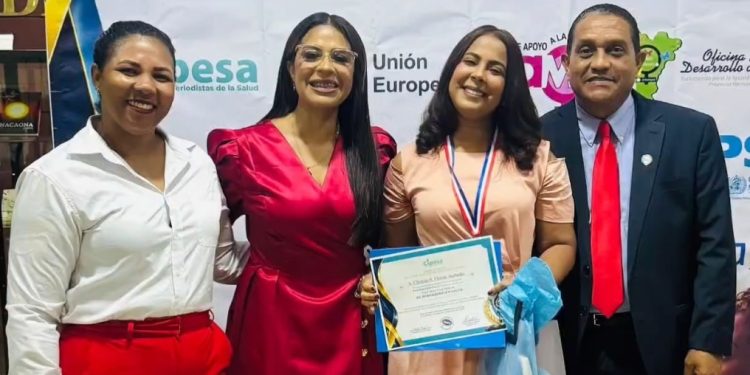 Elbania Flores recibe mención especial en el Premio Nacional de Periodismo en Salud Raphy Durán 2026