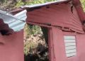 Familia a la intemperie tras derrumbe de vivienda en Peralta, Azua