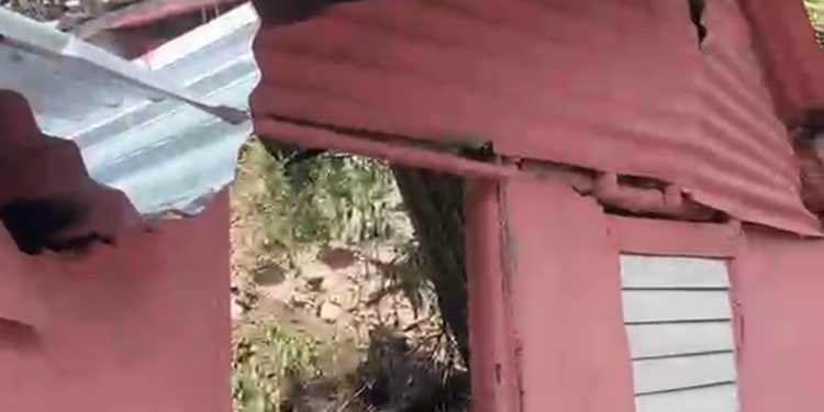 Familia a la intemperie tras derrumbe de vivienda en Peralta, Azua