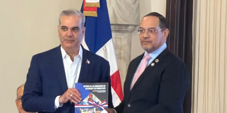 Rodolfo Valentín entrega al presidente Luis Abinader informe sobre las condiciones de detención y prisión 2025