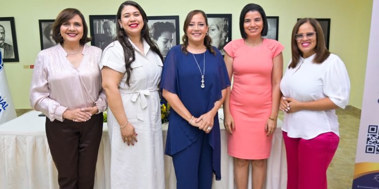 Rosa Sandoval Polanco pone en circulación del libro “Método GPS de la Abundancia”