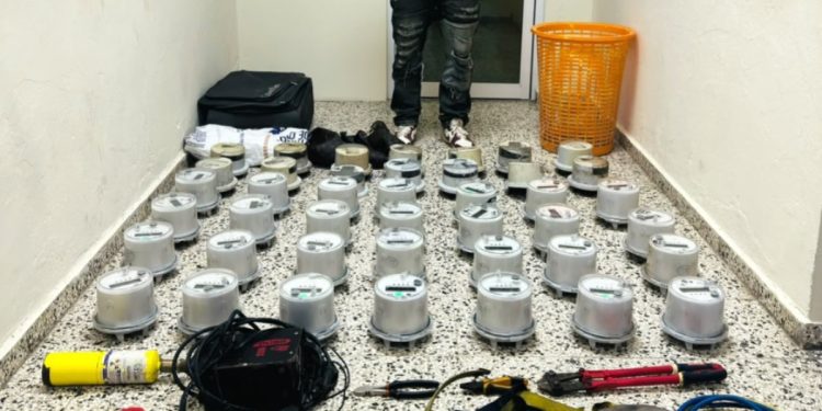 Apresan hombre y ocupan 42 medidores eléctricos durante allanamiento en La Vega