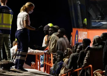 Cuatro muertos en la travesía de una barcaza de inmigrantes auxiliada por España