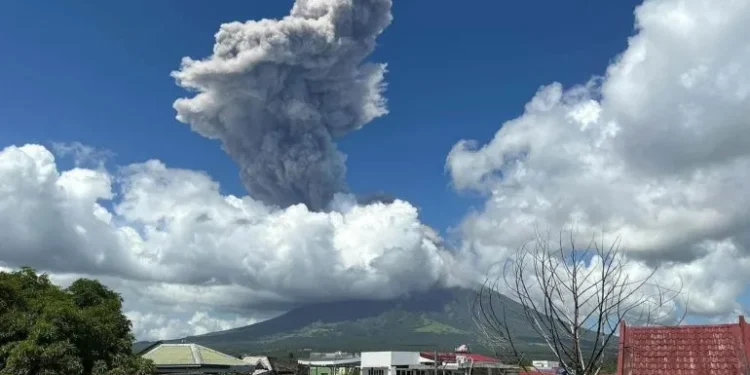 Filipinas ordena evacuar a más de mil familias por la erupción del volcán Mayón