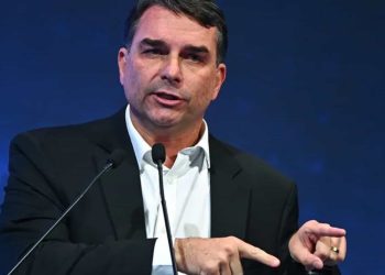 Flávio Bolsonaro asegura que un juez le ha pedido entregar su pasaporte en Brasil