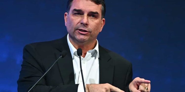 Flávio Bolsonaro asegura que un juez le ha pedido entregar su pasaporte en Brasil