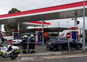 Ataque terrorista en Francia: un muerto y cuatro heridos en un suburbio de París