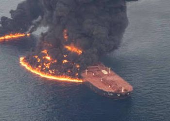 Irán anuncia que otro superpetrolero se incendió tras impactar con una mina naval en Ormuz