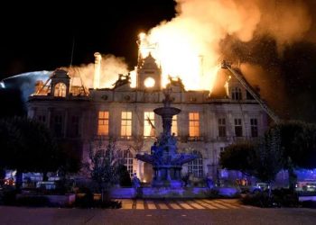 Conmoción en Francia por la magnitud de los destrozos y críticas al Gobierno