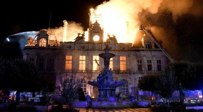 Conmoción en Francia por la magnitud de los destrozos y críticas al Gobierno