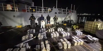 Interceptan lancha en Baní con 389 paquetes de presunta cocaína