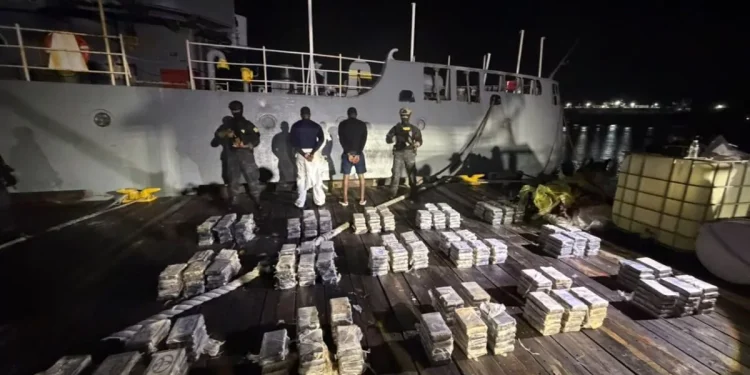 Interceptan lancha en Baní con 389 paquetes de presunta cocaína
