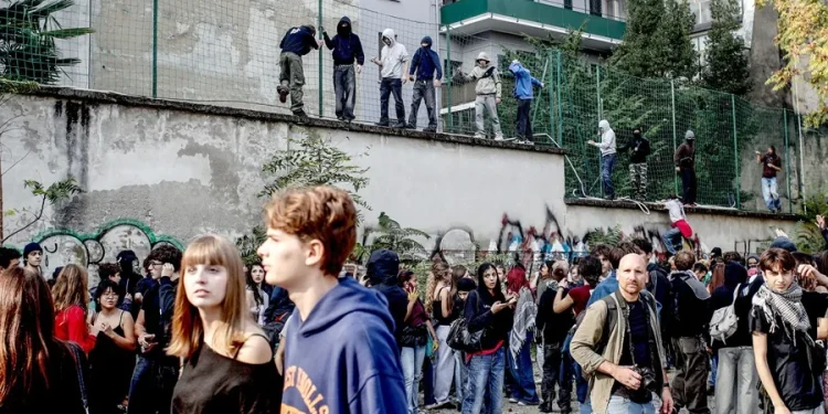 Cientos de estudiantes protestan en Italia por la educación pública y la crisis climática