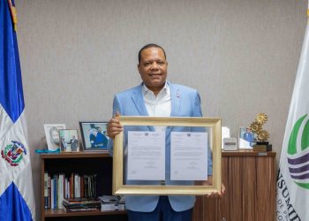 Eddy Alcántara recibe comunicación de reconocimiento que le había otorgado la ONU-UNCTAD