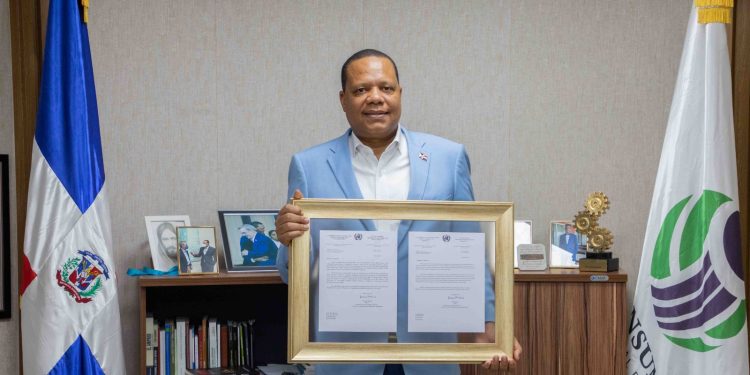 Eddy Alcántara recibe comunicación de reconocimiento que le había otorgado la ONU-UNCTAD