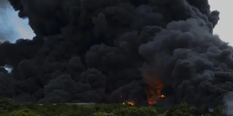 Incendio en depósito de combustible en Cuba deja varios heridos, uno crítico y otro grave